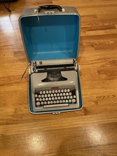 Vintage Royal Futura 400 Typewriter with Case & Keys - Look! Portable Typewriter thumbnail