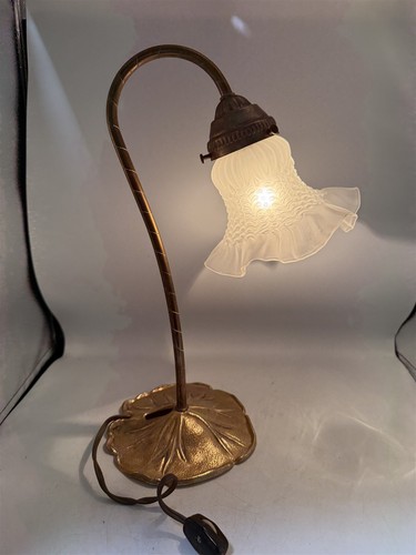 VINTAGE BRASS LILY PAD TULIP GOOSENECK DESK LAMP FROSTED SHADE WORKS GREAT