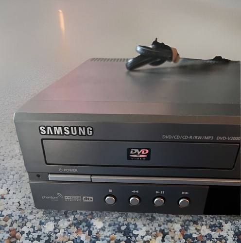 Samsung DVD + VCR Combo V2000 Funciona Sin Mando a Distancia. Se vende solo para piezas