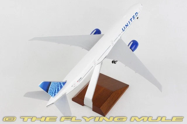 Skymarks 1:200 777-300 United Airlines с шасси и деревянной подставкой - Изображение 3 из 4