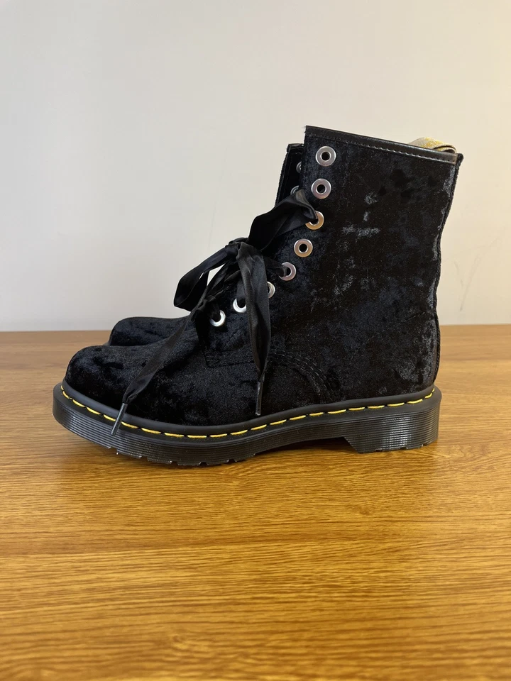Черные веганские ботинки Dr. Martens из искусственного бархата на шнуровке с дополнительными шнурками для обуви размер 7 - Изображение 4 из 4