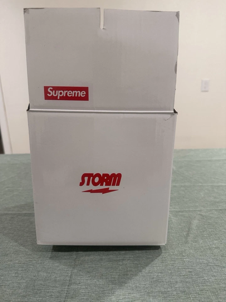 Bola de boliche FW21 Supreme Storm blanca 12 lb tamaño mediano EN MANO Foto 2 de 4