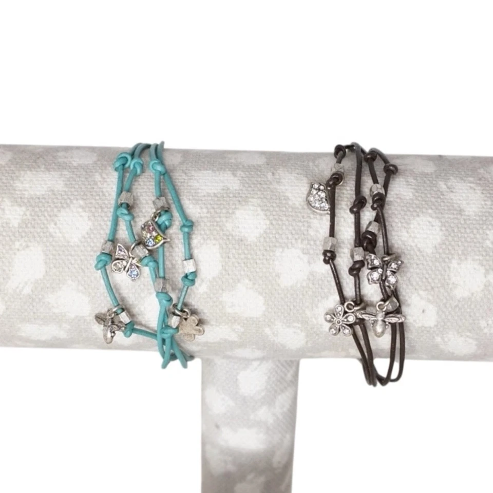 Dijes de plata fósil en pulseras negras y verdes azuladas Foto 2 de 4