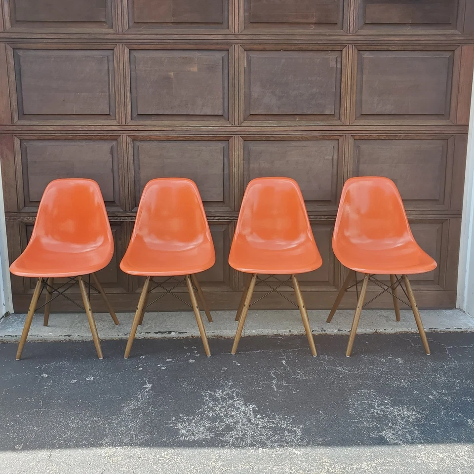 Silla vintage Herman Miller Eames roja naranja con carcasa lateral base de pasador de nogal Foto 4 de 4
