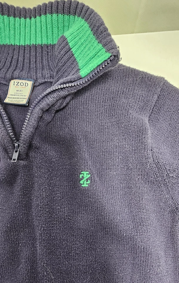 Suéter de manga larga para niños de IZOD. Azul marino y verde. Foto 2 de 4