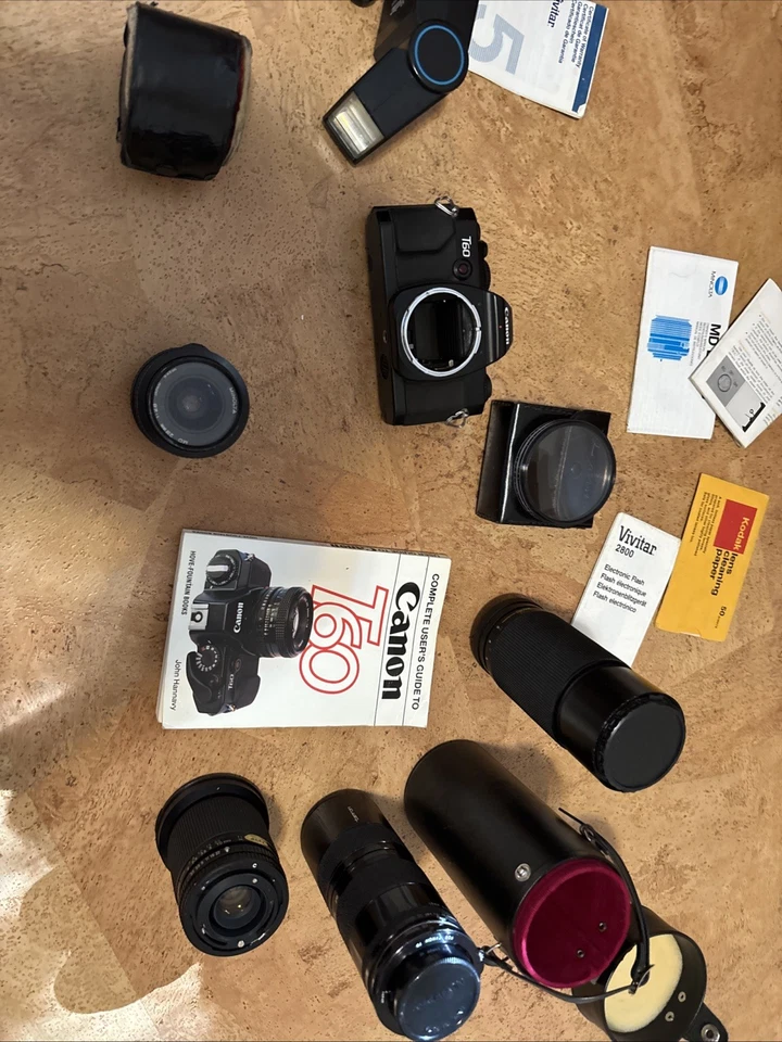 Cámara Canon T60 con montaje de lente, lentes surtidas y tiristor Vivitar. Foto 4 de 4