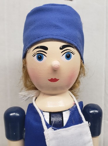 Cascanueces Navidad Madera, 16", ENFERMERA BLANCA EN UNIFORME AZUL, Ashland - Imagen 5 de 14