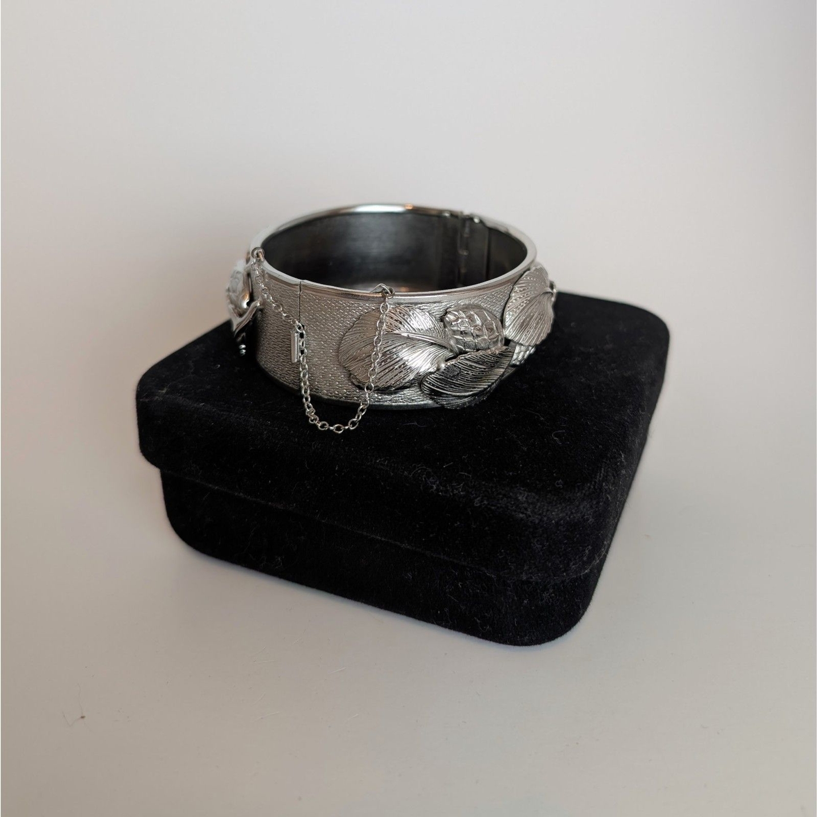 Vintage Leaf Pattern Hinged Bangle Bracelet - Sil… - image 4