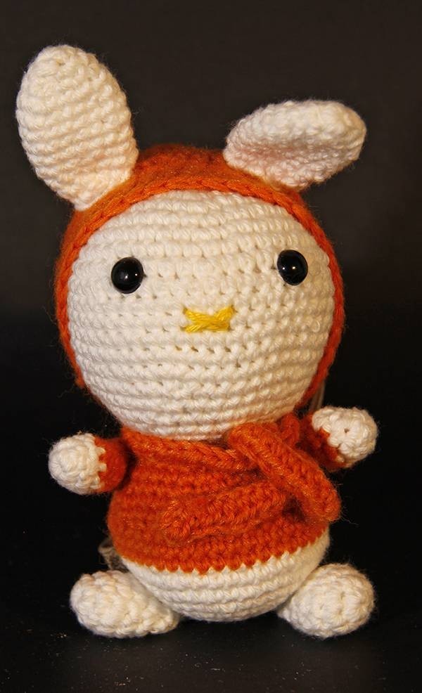 Conejito Blanco con Jersey, Gorra y Bufanda Naranja (Amigurumis)