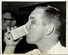 1965 Press Photo Rangers' manager Emile Francis shows injury in New York
