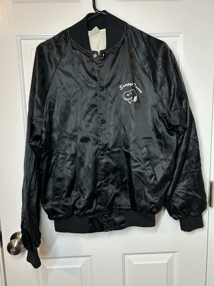 De Colección Años 80 Satins Snoopy Negro Satinado Chaqueta Bombardero Talla Med Taberna Axila Desgarrada Foto 2 de 4