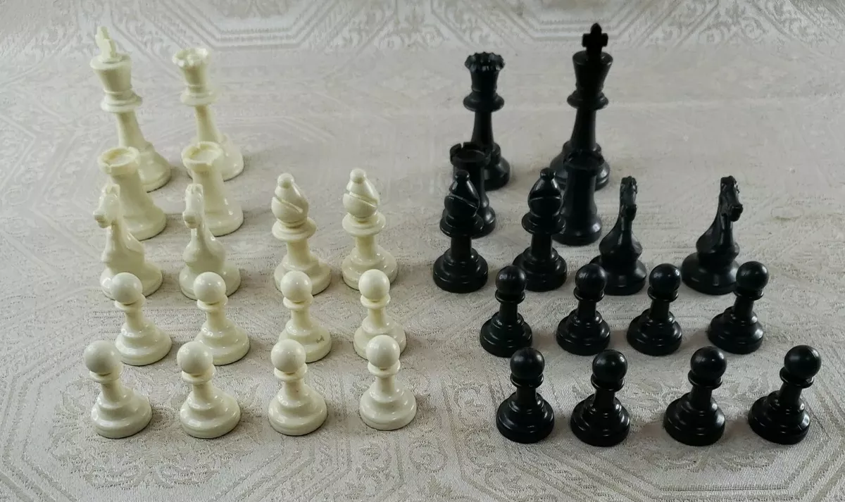 Analysis Chess Pieces – 32 Black & Natural Pieces w/ Felt Bottoms 