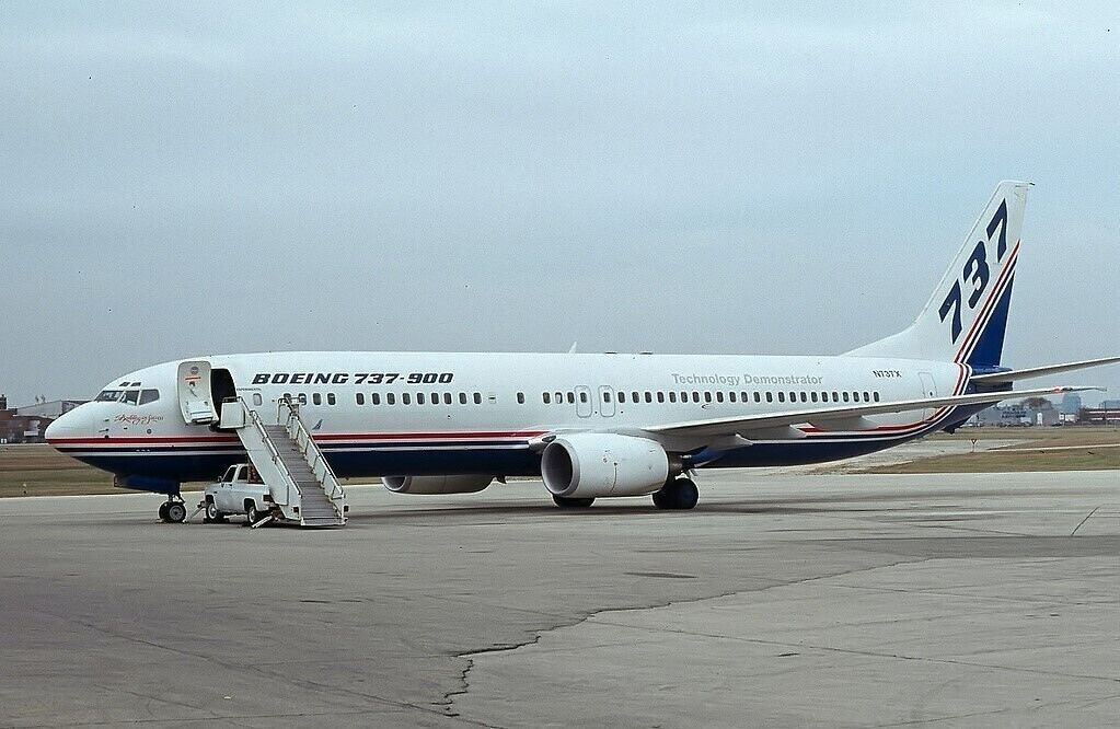 BOEING 737-400SF MERCADO LIVRE REG: PR-SDM WITH STAND - JC WINGS