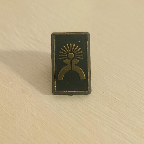 Spilla da bavero vintage dio portatore di sole nativi americani - distintivo arte indiana oro nero - Foto 2 di 4