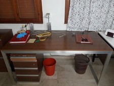 Scrivania con cassettiera e porta archivio