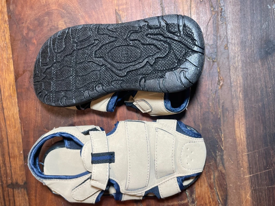 Sandalias para niños pequeños talla 11 tostadas sin marca Foto 3 de 4