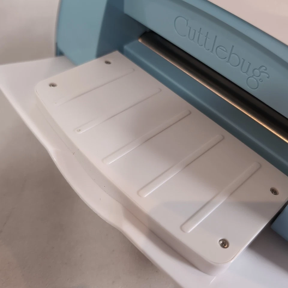 Cricut Cuttlebug Die Cutting Embosing Machine Folding White Blue Crank Manual - Photo 4/4