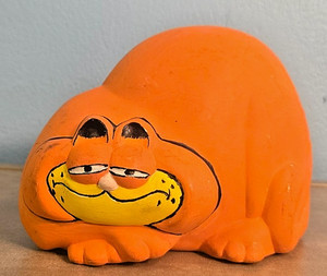 Vintage 1983 Garfield Comic Cat Hand Painted Ceramic Piggy Bank 4.5" unfinished
