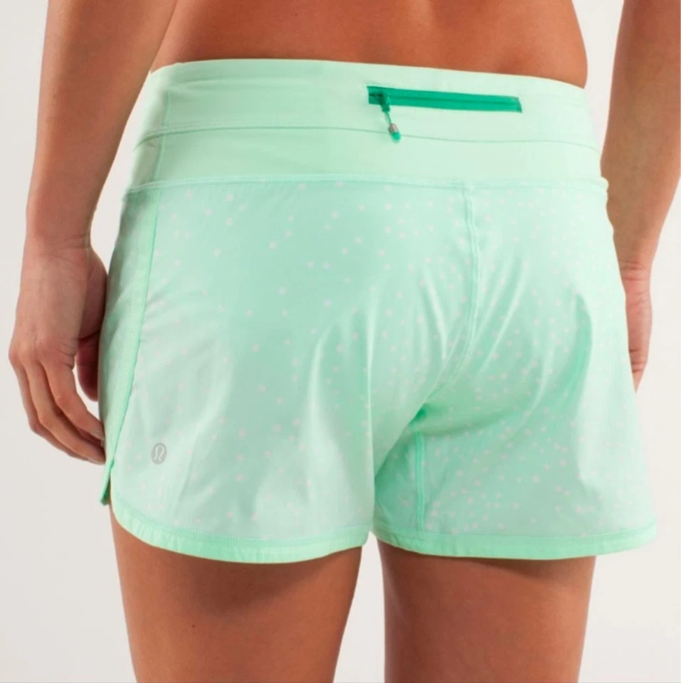 Pantalón Corto Lululemon Groovy Run Petit Dot Verde azulado/Verde azulado fresco talla 6 Foto 3 de 4