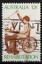 1972. Australie. Utilisateur de fauteuil roulant handicapé au travail. N°466.