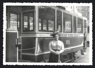 Photographie tramway Berliner Horse-Eisenbahn, dame avec voiture n° 826 - Photo 1/2