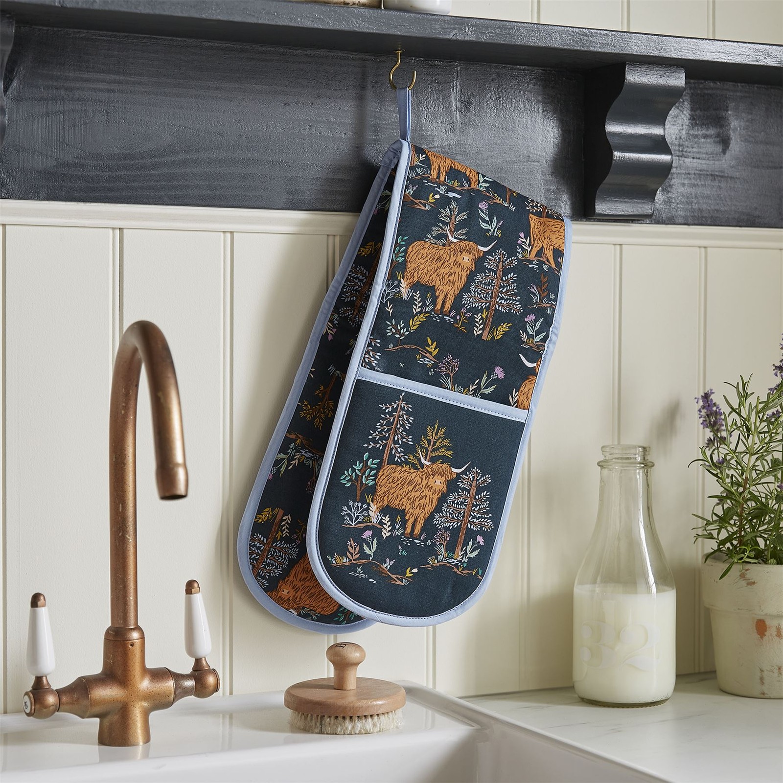 Ulster Weavers Connie the Cow Double oven glove Highland Cow oven gloves Cows - Image 3