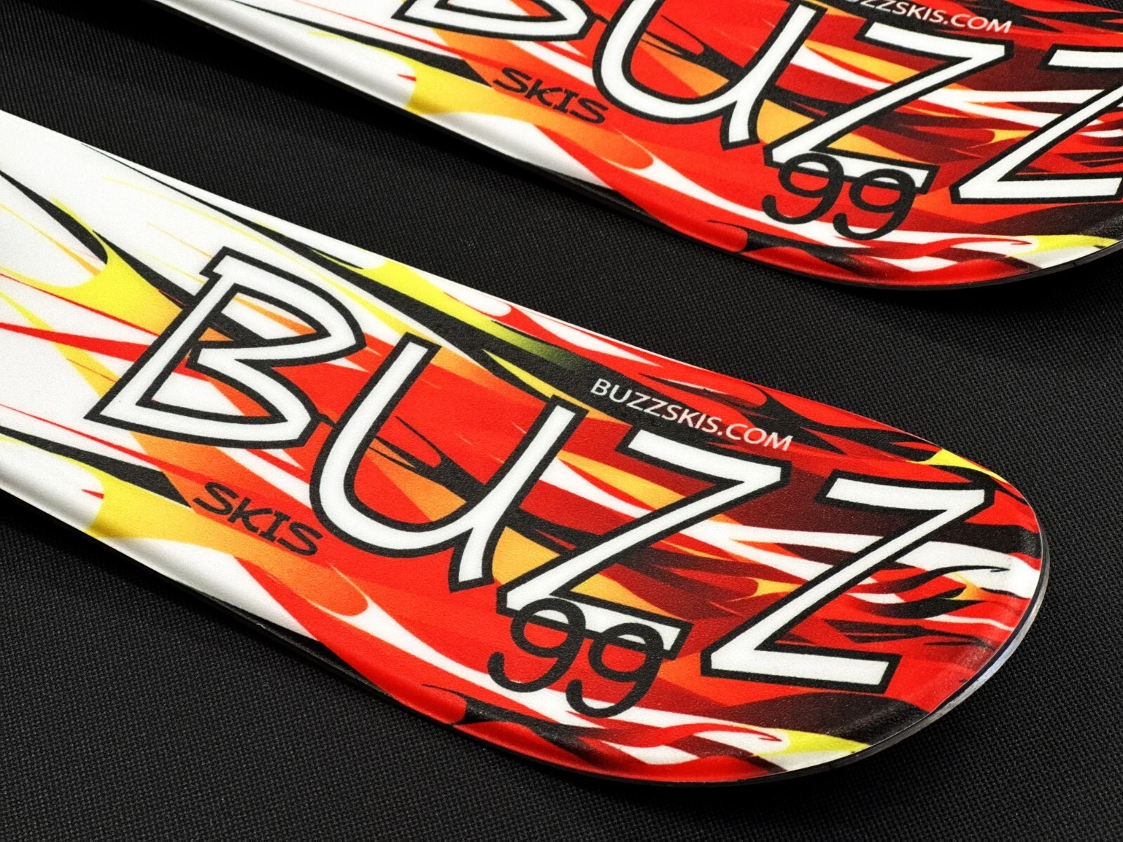 Buzz Atom Skis