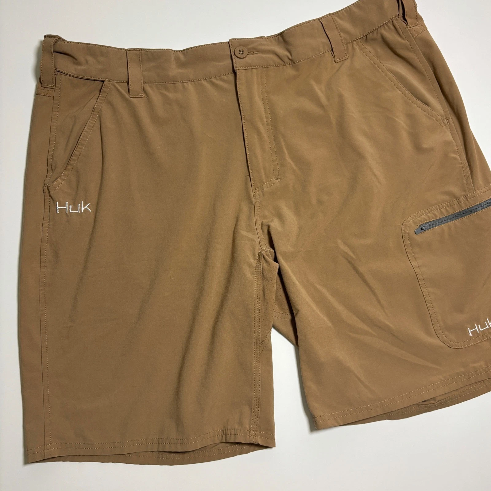 Huk Fishing Performance Shorts Mens XXL Brown Tan Zippered Cargo Pockets Stretch