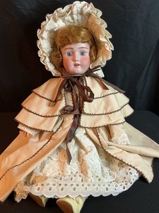A Heinrich Handwerk bisque porcelain doll head, Germany, ca 1900. - Bukowskis