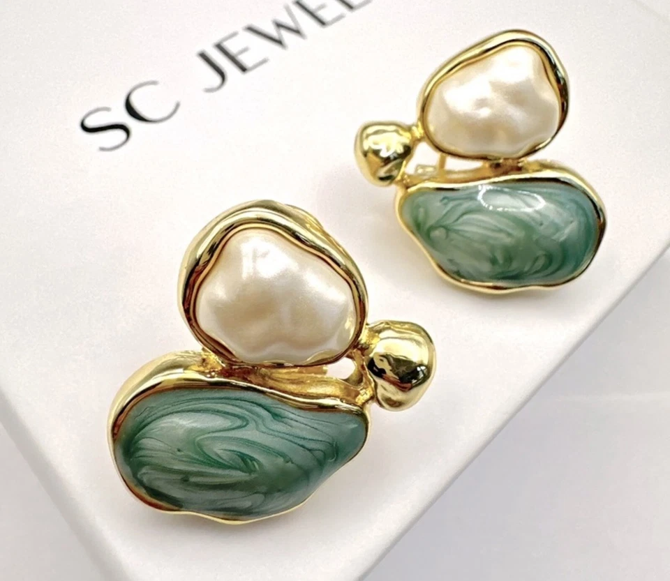 Pendientes geométricos esmaltados en verde bayardo y perla enchapados en oro de 14k joyas para mujer” Foto 2 de 4