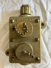 Boite d'interrupteur Russell & Stoll, N.Y en brass, WWII (fonctionnel)