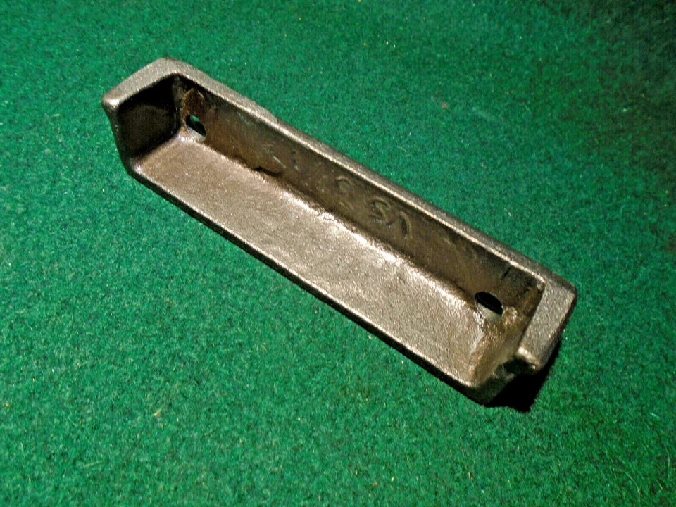 GUARDABARROS DE HIERRO FUNDIDO 3 7/8" PARA BLOQUEO DE LLANTA - REPRODUCCIÓN (33031) Foto 3 de 4