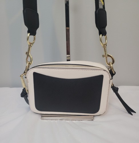 Bolso Bandolera Marc Jacobs Snapshot Cuero Blanco y Negro - Imagen 9 de 24