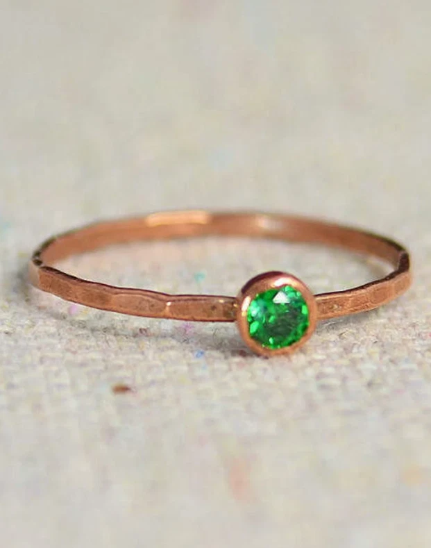 Anillo de cobre esmeralda personalizado anillo de piedra de nacimiento anillo martillado anillo de regalo de cumpleaños Foto 3 de 4