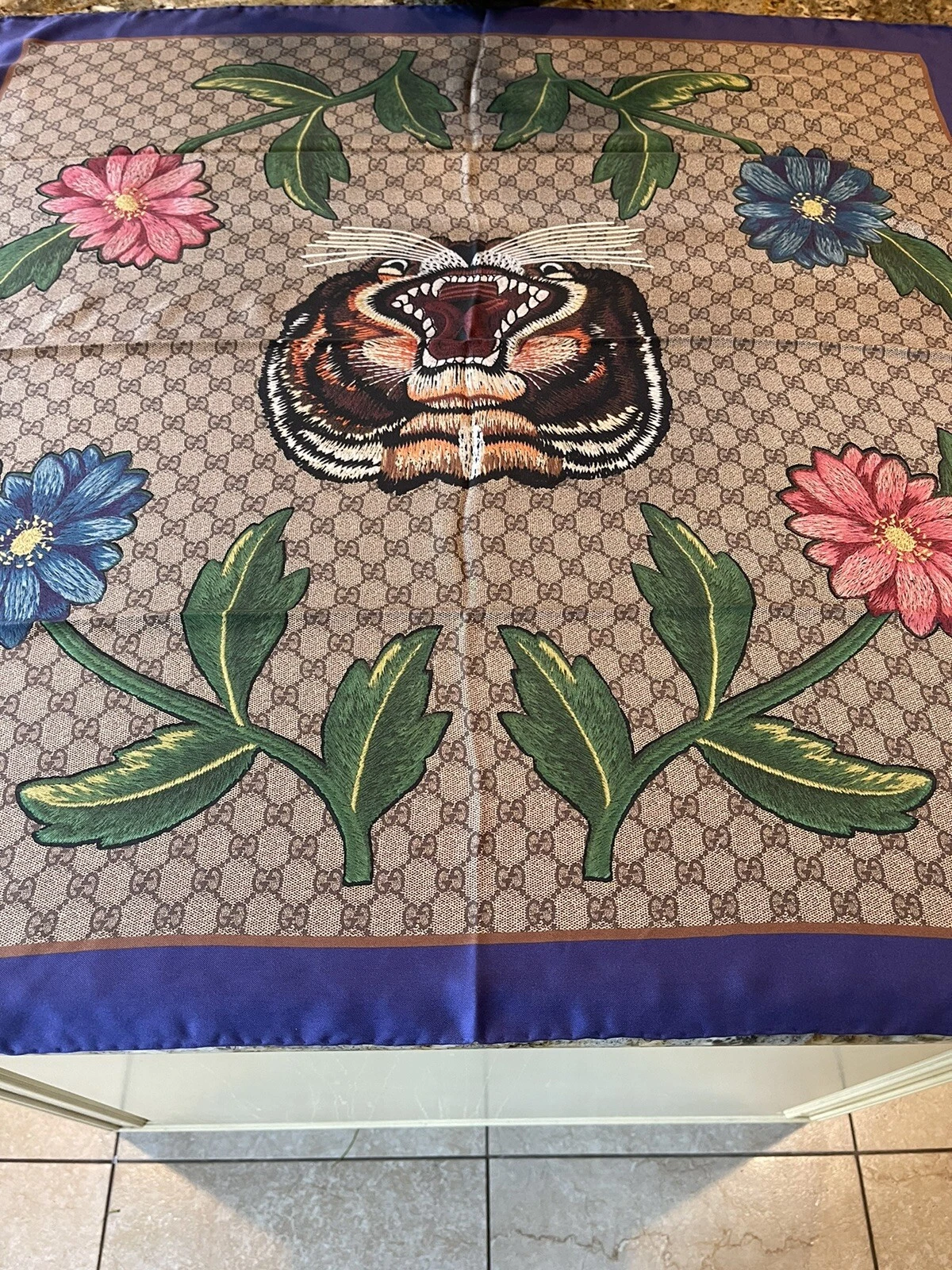 Écharpe en soie 100 % authentique logo GUCCI marron GG avec fleur et tigre