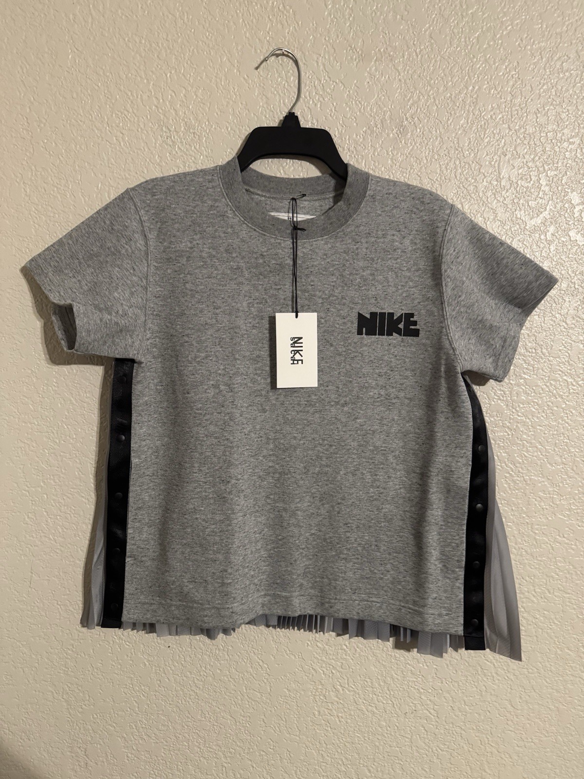 SACAI X NIKE Felpa Nike x Sacai manica corta taglia S tech grigia plissettata CV5716 063 nuova