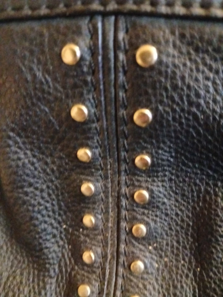 Bolso de Mano Michael Kors Cuero Negro Cartera Acentos Dorados Tachonado Cierre de Cremallera Foto 4 de 4