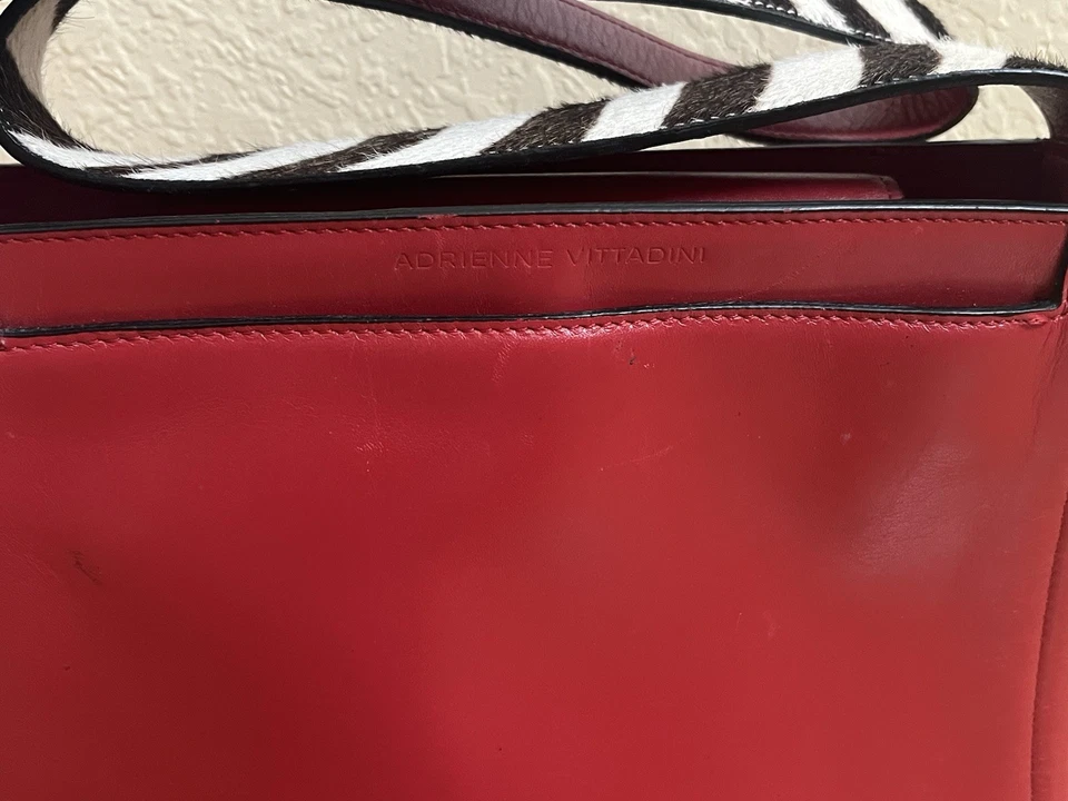 "BOLSO DE HOMBRO ADRIENNE VITTADINI CUERO ROJO 11"" X 10""" Foto 2 de 4