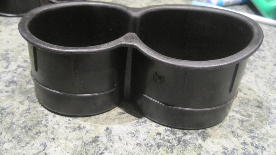 Резиновый вставной вкладыш держатель чашки для центральной консоли Pontiac G6 G-6 2005-2010 годов выпуска от оригинального производителя - Изображение 2 из 4