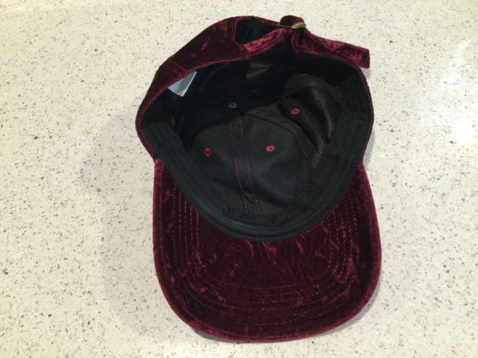 Gorra de béisbol de terciopelo con correa trasera ajustable borgoña Foto 2 de 2