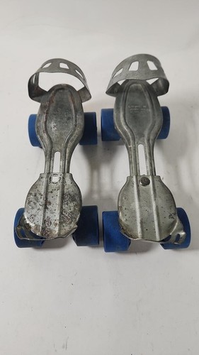Vintage Globe United Inc. Adjustable Metal Roller Skates, Pin Missing on One - 第 1/7 張圖片