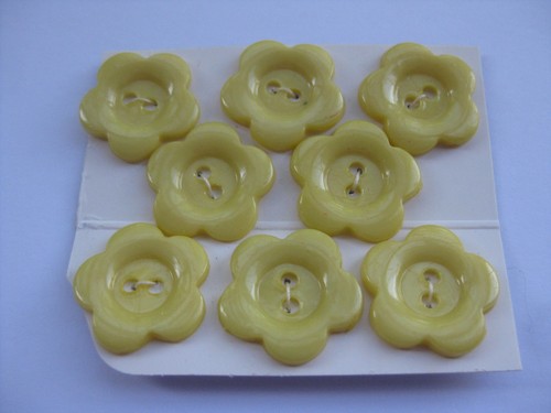 21.5mm Med Sweet Butter Yellow Flower Floral Daisy Concave Sewing Buttons Set 8 - Picture 3 of 6