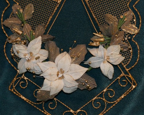 GOLD WIRE ANGEL WALL HANGING WITH WHITE POINSETTIAS! CUTE! - Picture 2 of 2