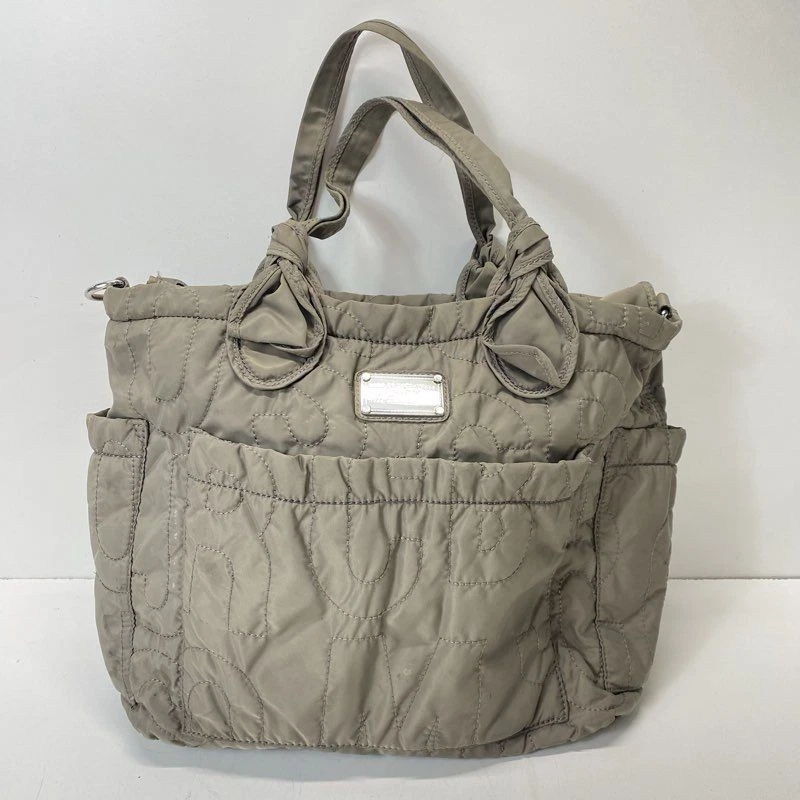 Bolso de pañales Marc Jacobs Workwear verde oliva acolchado con logotipo Foto 2 de 4