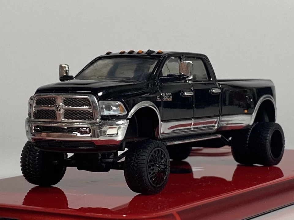 Camioneta pickup de juguete modelo diecast doble Dodge Ram 3500 personalizada/elevada I/64 Foto 3 de 4