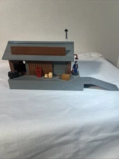 HO SCALE Freight STATION WITH FIGURES