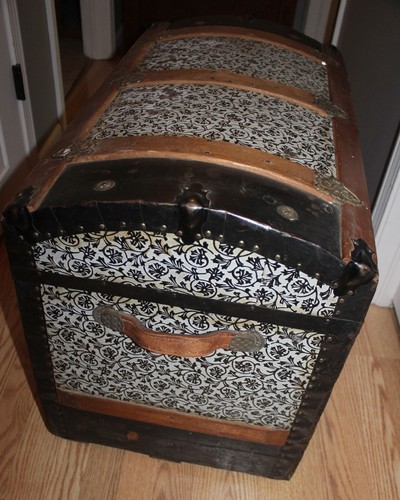ANTIQUE VICTORIAN BLACK & WHITE FLORAL EMBOSSED TIN CAMELBACK TRUNK 22 X 30 X 17 - Picture 8 of 15
