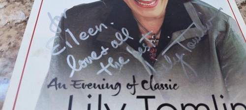 Foto a color autografiada de 8 1/2" X 11" de Lily Tomlin firmada a mano del show en vivo 2008 - Imagen 2 de 4