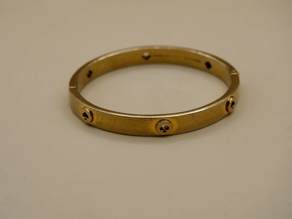Brazalete Kate Spade Spot The Spade tono dorado con bisagras 8" Foto 2 de 4