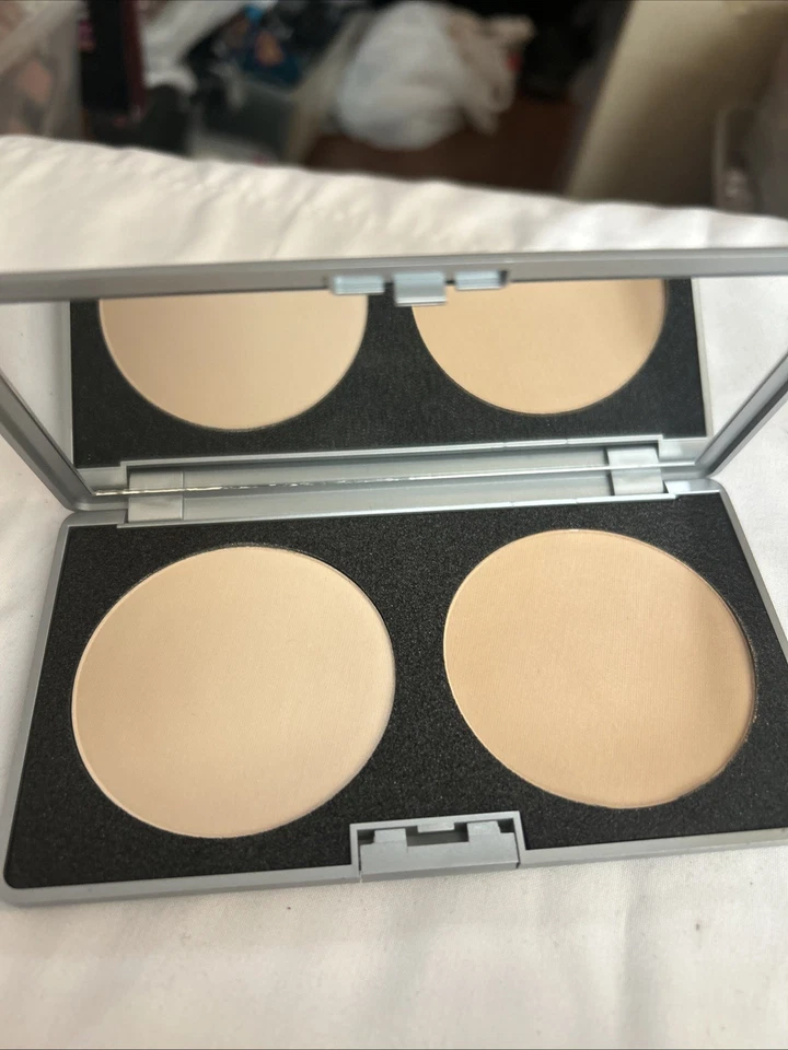 Modelos prefieren Polvos prensados con acabado fotográfico claro y medio 2 tonos en polvo Foto 2 de 4